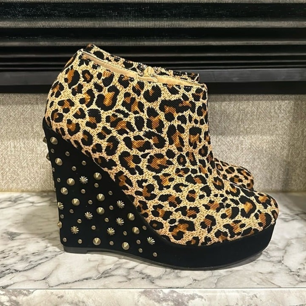 Liliana Women's Magic 22 Leopard Gold Studded Platform Wedge Ankle Booties NIB